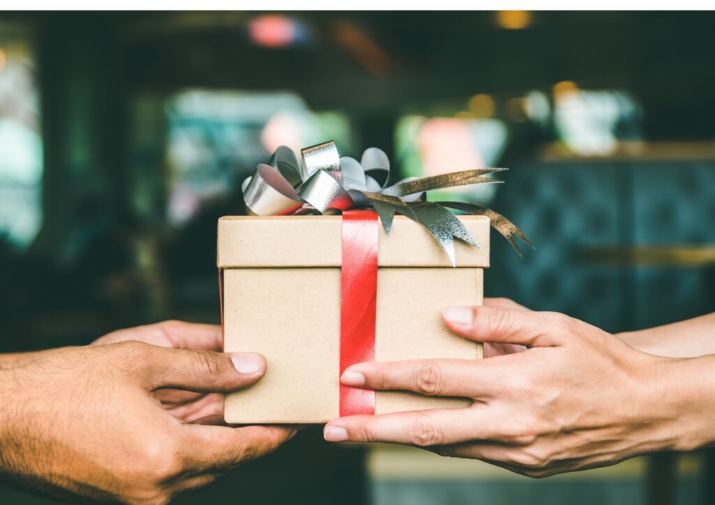 Equip d’empresa feliç rebent lots corporatius de Llobet Regals com a reconeixement