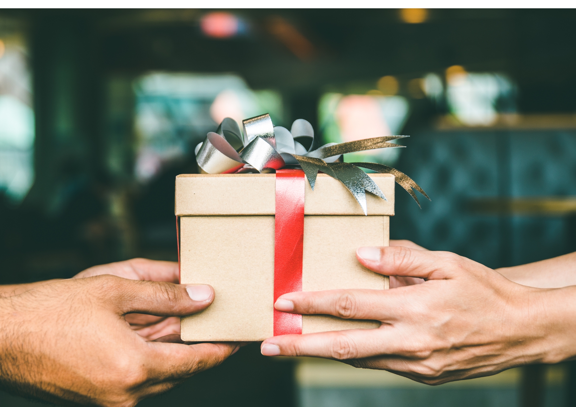 Equip d’empresa feliç rebent lots corporatius de Llobet Regals com a reconeixement