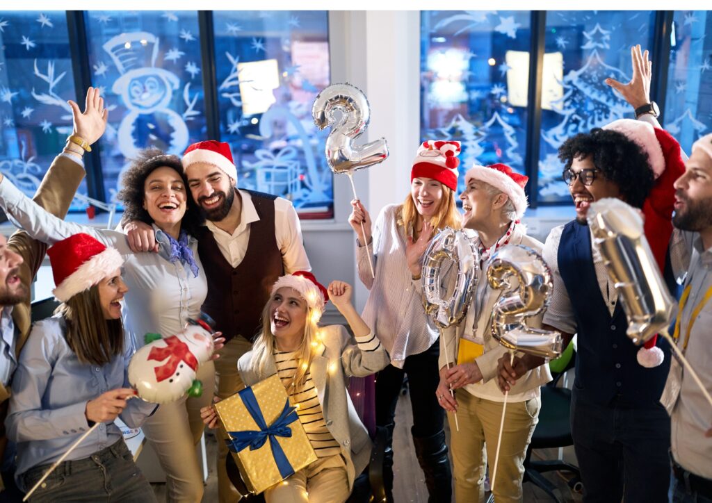 Equip d’empresa feliç rebent lots corporatius de Llobet Regals com a reconeixement